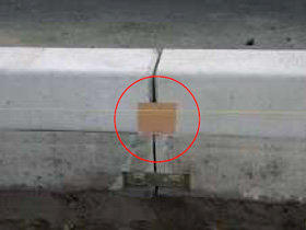 施工時に土砂etc が水路内に入らないように排水孔をしっかりしたテープで塞いで下さい。